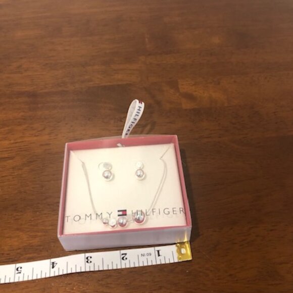 Tommy Hilfiger Silver Tone Pearl Earrings And Necklace Set NWT - Picture 9 of 9